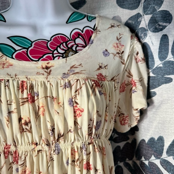 Floral Cream Women's Top - Picture 2 of 3